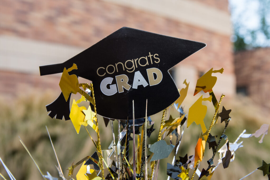 Graduation Spray that says "congrats grad"
