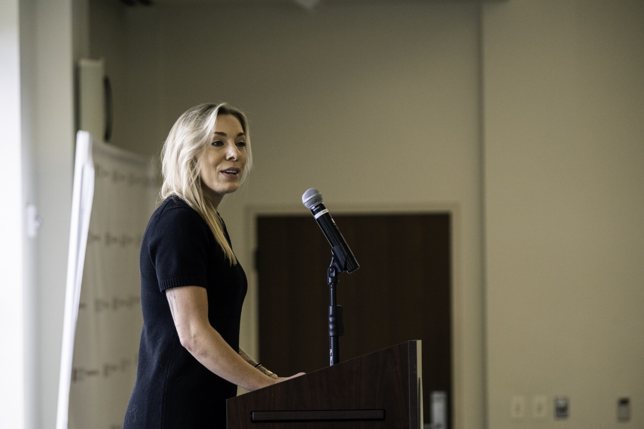Photograph of alumnus Kaitlin Peterson speaking with propsective students during Scholars Weekend