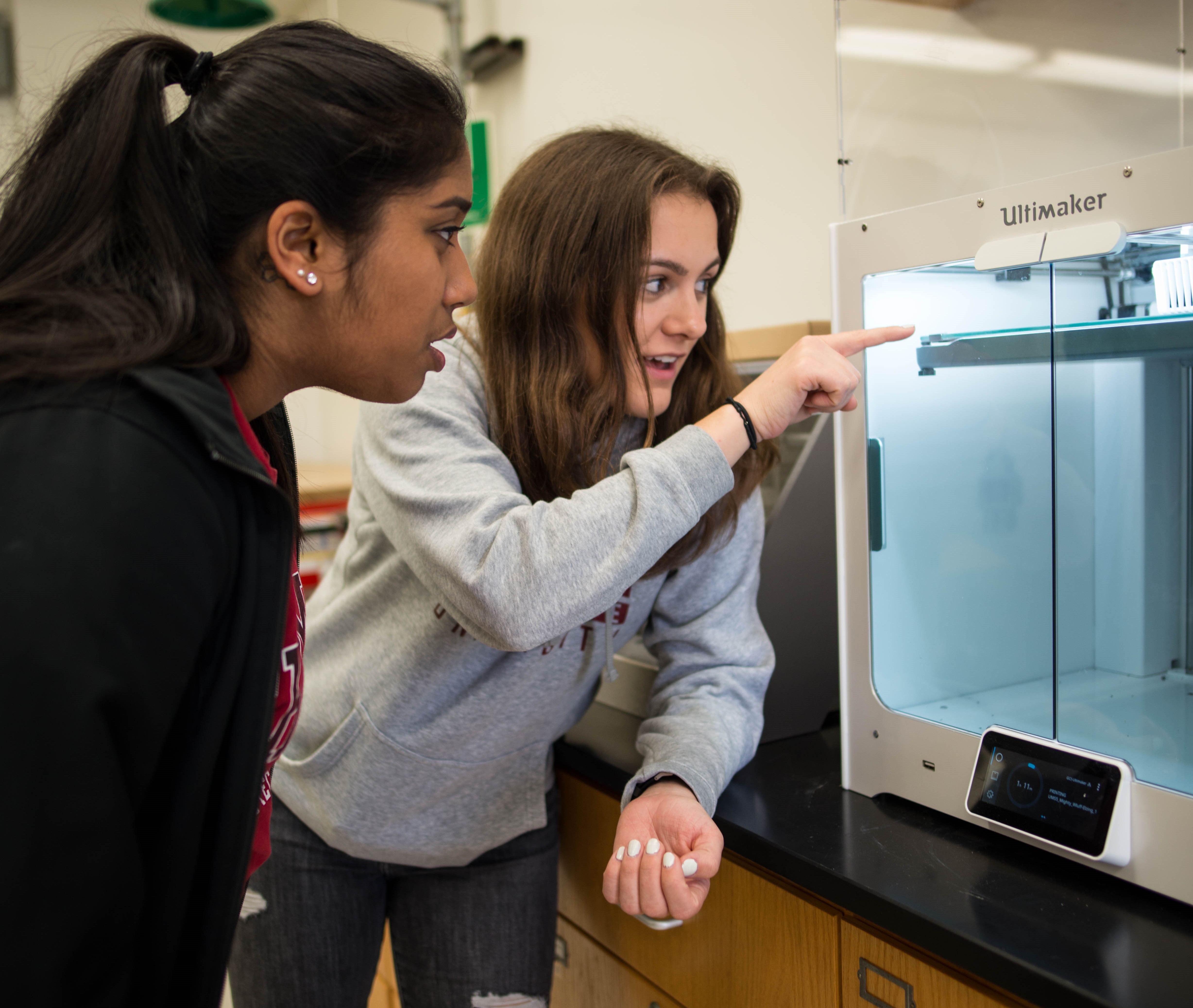 Sophomore biological sciences major Sanika Pandit and sophomore music major Alex Jones using the Ultimaker 3D Printer
