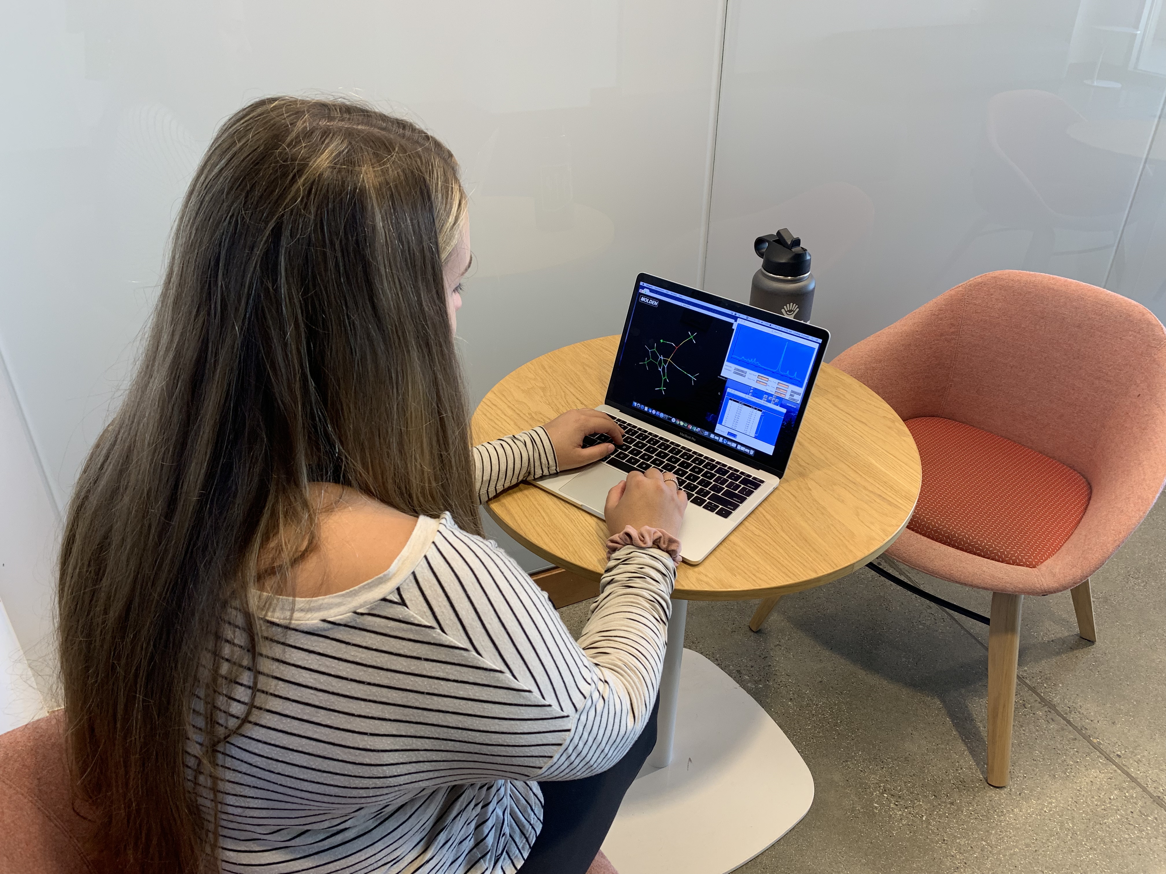 Lindsay Zumwalt working on research in the Keck Center