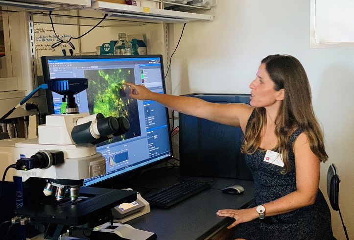 Dr. Patricia Lopes showing her research in Keck lab