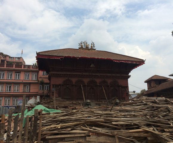 https://blogs.chapman.edu/wp-content/uploads/sites/18/2016/09/Kathmandu_Durbar_Square_after_2nd_Earthquake_hit_11-580x480.jpg