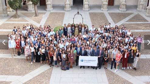 Large group of Fulbright grantees
