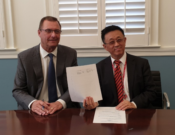 Soochow visitor and Dean Price holding new agreement